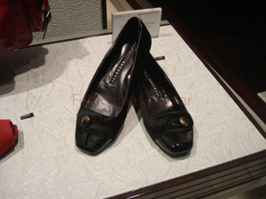 zapatos moda invierno 2009 cuero negro y boton dorado